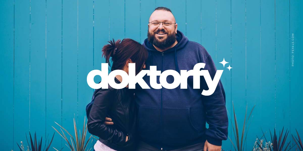 doktorfy-tipp-rezept-online-arzt-apotheke-abnehmspritze-wegovy-ozempic-mann-freundin-lachen